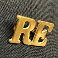 Lade das Bild in den Galerie-Viewer, Original WW1 British Army Brass Shoulder Title - Royal Engineers - The Militaria Shop