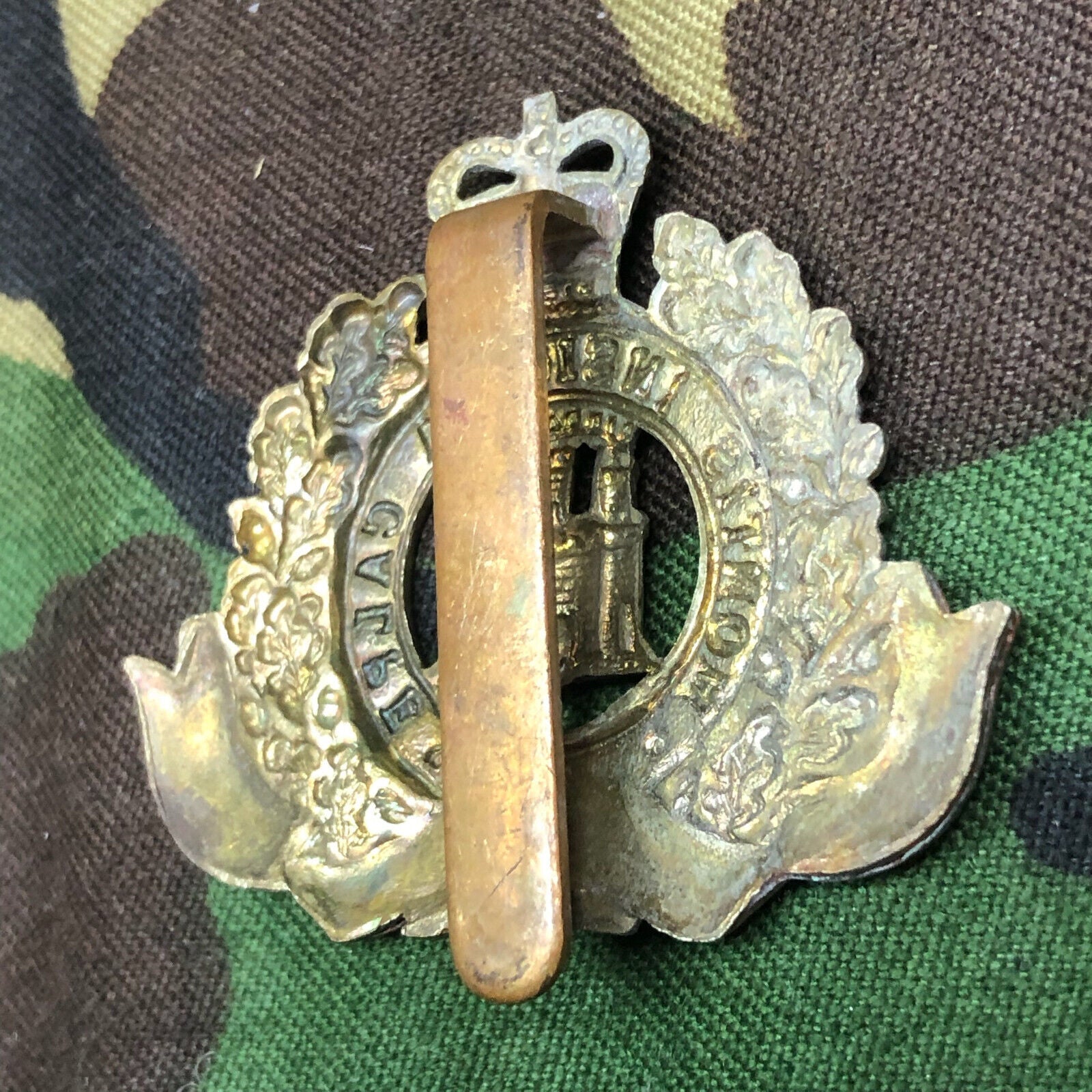 Original British Army The Suffolk Regiment Cap Badge - The Militaria Shop