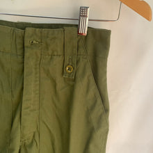 Lade das Bild in den Galerie-Viewer, Genuine British Army OD Green Lightweight Trousers - Size 26" Waist - The Militaria Shop