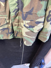 Lade das Bild in den Galerie-Viewer, Genuine US M65 Woodland Camouflage Field Jacket - Small Regular - The Militaria Shop