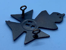 Load image into Gallery viewer, Original WW1 / WW2 Canadian Army Kings Own Rifles of Canada Cap Badge - The Militaria Shop