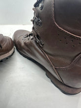 Lade das Bild in den Galerie-Viewer, British Army Surplus Brown Leather Combat Boots - ITURRI - Size UK 9 M - The Militaria Shop
