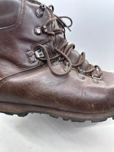 Lade das Bild in den Galerie-Viewer, British Army Surplus Brown Leather Combat Boots - ITURRI - Size UK 9 M - The Militaria Shop
