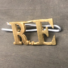 Charger l'image dans la galerie, Original WW1 British Army Royal Engineers RE Brass Shoulder Title - The Militaria Shop