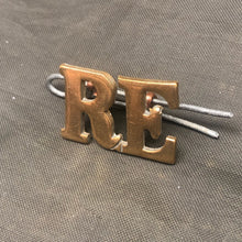 Load image into Gallery viewer, Original WW1 British Army Royal Engineers RE Brass Shoulder Title - The Militaria Shop