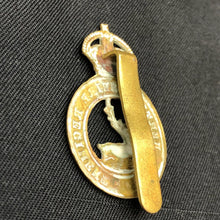 Load image into Gallery viewer, Original WW1 / WW2 British Army The Hertfordshire Regiment Cap Badge - The Militaria Shop