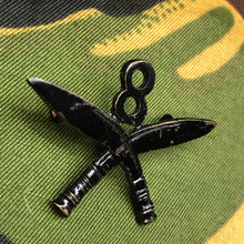 Lade das Bild in den Galerie-Viewer, Genuine British Army Cap Badge - 8th Gurkha Regiment - The Militaria Shop