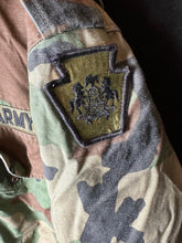Lade das Bild in den Galerie-Viewer, Genuine US M65 Woodland Camouflage Field Jacket - Small Short - The Militaria Shop
