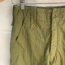 Lade das Bild in den Galerie-Viewer, Genuine British Army OD Green Lightweight Trousers - Size 26" Waist - The Militaria Shop