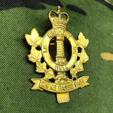 Load image into Gallery viewer, Genuine Canadian Army Brass Cap Badge - Régiment de Hull - The Militaria Shop