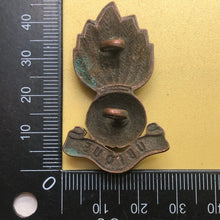 Load image into Gallery viewer, Original WW1/WW2 British Army Royal Artillery Cap Badge - The Militaria Shop