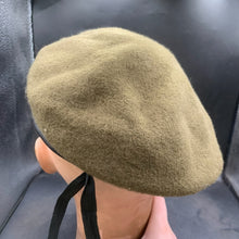 Lade das Bild in den Galerie-Viewer, Genuine British Army Guards Givision Beret - Size 57 - The Militaria Shop