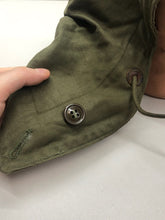 Lade das Bild in den Galerie-Viewer, Original WW2 US Army M-1943 Smock Hood - Size Medium - The Militaria Shop
