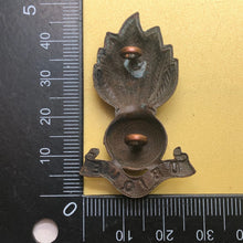 Load image into Gallery viewer, Original WW1/WW2 British Army Royal Artillery Cap Badge - The Militaria Shop