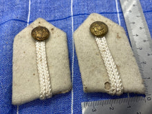 Lade das Bild in den Galerie-Viewer, Original British Army Officers Epaulettes / Collars with Buttons - The Militaria Shop