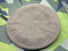 Lade das Bild in den Galerie-Viewer, Original British Army Guards Division Regimental Beret - Size 56cm - The Militaria Shop