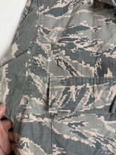 Lade das Bild in den Galerie-Viewer, Surplus US Air Force UCP Uniform Jacket 40 chest - The Militaria Shop