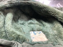 Lade das Bild in den Galerie-Viewer, Original Korean War Era British Army Middle Parka Detatchable Hood - Size Large - The Militaria Shop