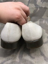 Load image into Gallery viewer, Genuine British Army Women's White Summer Shoes - WW2 Pattern - Size UK 6 L - The Militaria Shop
