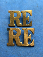 Load image into Gallery viewer, Original Pair of WW1/WW2 Brass British Army Shoulder Title - RE Royal Engineers - The Militaria Shop