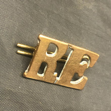 Lade das Bild in den Galerie-Viewer, Original WW1 British Army Royal Engineers RE Brass Shoulder Title - The Militaria Shop