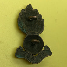 Load image into Gallery viewer, Original WW1/WW2 British Army Royal Artillery Cap Badge - The Militaria Shop