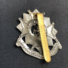 Charger l'image dans la galerie, Original WW1 / WW2 British Army Bedfordshire & Hertfordshire Regiment Cap Badge - The Militaria Shop