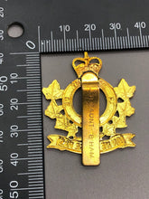 Charger l'image dans la galerie, Vintage Canadian Army Régiment de Hull (Le Régiment de Hull (RCAC)) Cap Badge - The Militaria Shop