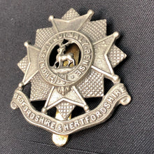 Charger l'image dans la galerie, Original WW1 / WW2 British Army Bedfordshire & Hertfordshire Regiment Cap Badge - The Militaria Shop