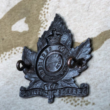 Load image into Gallery viewer, Original Canadian Army WW1 29th Waterloo Regiment Bronze Cap Badge - The Militaria Shop