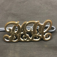 Lade das Bild in den Galerie-Viewer, Original WW1 British Army Royal Army Pay Corps RAPC Brass Shoulder Title - The Militaria Shop
