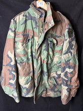 Lade das Bild in den Galerie-Viewer, Genuine US M65 Woodland Camouflage Field Jacket - Small Short - The Militaria Shop