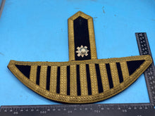 Lade das Bild in den Galerie-Viewer, Original Single British Army Scots Guards Bandsman's Epaulette / Wing / Swallows - The Militaria Shop