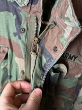Lade das Bild in den Galerie-Viewer, Genuine US M65 Woodland Camouflage Field Jacket - Small Short - The Militaria Shop