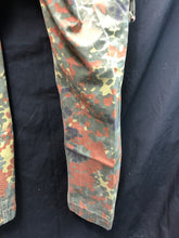 Charger l'image dans la galerie, Genuine German Army Issue G1 Flecktarn Camouflaged Combat Trousers - W:31" L:26" - The Militaria Shop