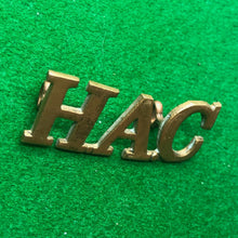 Lade das Bild in den Galerie-Viewer, Original WW2 British Army Brass Shoulder Title - Honourable Artillery Company - The Militaria Shop