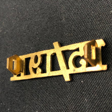 Lade das Bild in den Galerie-Viewer, Original WW2 British Army Brass Shoulder Title - 15th 19th Hussars - The Militaria Shop
