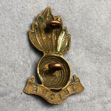 Lade das Bild in den Galerie-Viewer, Original WW1 British Army Royal Artillery Collar Badge - The Militaria Shop