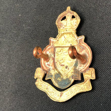 Charger l'image dans la galerie, Original British Army WW1 Sussex Yeomanry Cap Badge - The Militaria Shop
