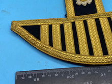 Lade das Bild in den Galerie-Viewer, Original Single British Army Scots Guards Bandsman's Epaulette / Wing / Swallows - The Militaria Shop
