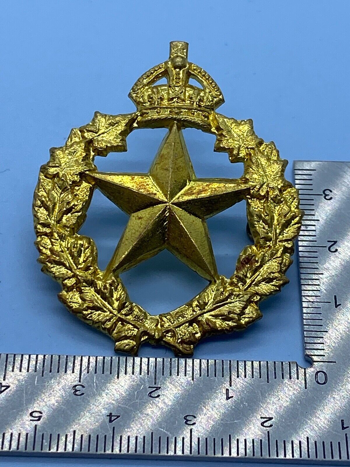 Original Canadian Army Le Regiment de Montmagny Cap Badge - The Militaria Shop