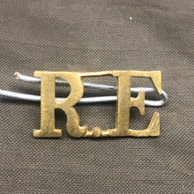Charger l'image dans la galerie, Original WW1 British Army Royal Engineers RE Brass Shoulder Title - The Militaria Shop