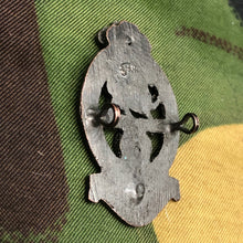 Load image into Gallery viewer, Original British Army Cap Badge - The Prince of Wales Royal Regiment - The Militaria Shop