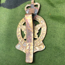 Charger l'image dans la galerie, Genuine Canadian Army Brass Cap Badge - Royal Montreal Regiment - The Militaria Shop