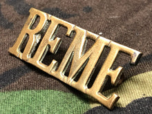 Lade das Bild in den Galerie-Viewer, Original WW2 British Army Brass Shoulder Title - REME Royal Engineers - The Militaria Shop