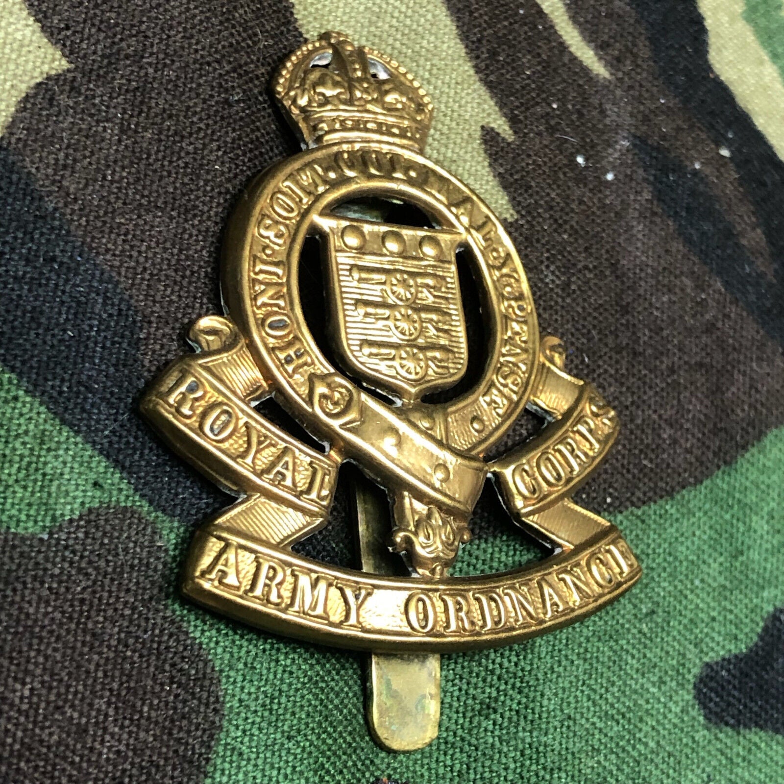 Original WW2 British Army Royal Army Ordnance Corps Cap Badge - Kings Crown - The Militaria Shop
