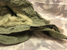 Lade das Bild in den Galerie-Viewer, Original Korean War Era British Army Middle Parka Detatchable Hood - The Militaria Shop