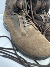 Lade das Bild in den Galerie-Viewer, British Army Surplus Brown Leather Combat Boots - YDS - Size UK 7 M - The Militaria Shop