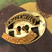 Lade das Bild in den Galerie-Viewer, Original WW1 British Army Red Cross Shoulder Title - Shropshire - The Militaria Shop