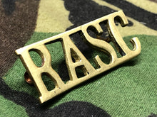 Lade das Bild in den Galerie-Viewer, Original WW2 British Army Brass Shoulder Title - RASC Army Service Corps - The Militaria Shop